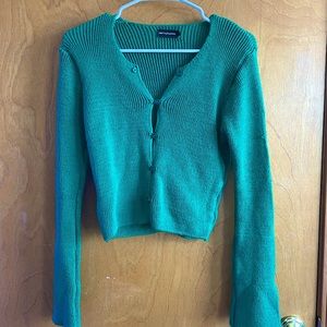 GREEN PRETTYLITTLETHING BUTTON DOWN SWEATER WITH CUT OUT SLEEVE, SIZE SMALL